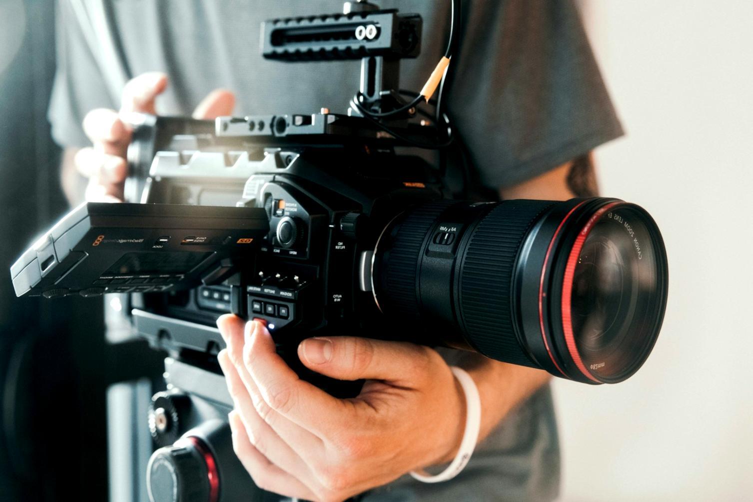 Audio-Editing-Arbeitsplatz mit professioneller Ausrüstung