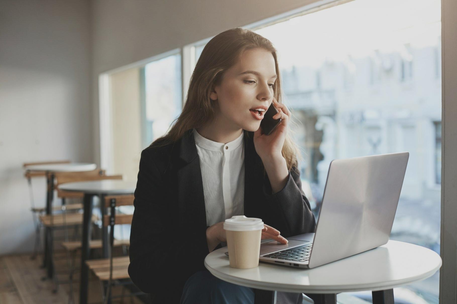 Teilnehmer bei der praktischen Audio-Bearbeitung